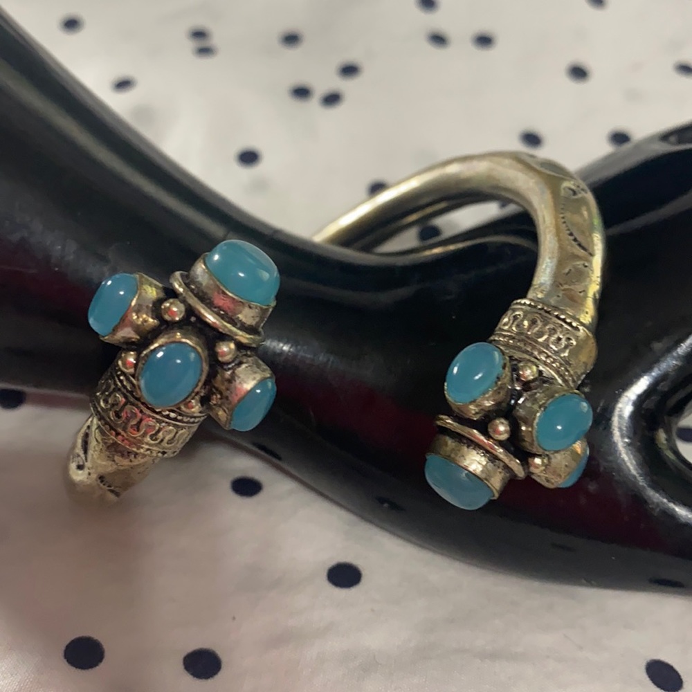 Vintage Silver twisted cuff bracelet with eight light blue stones